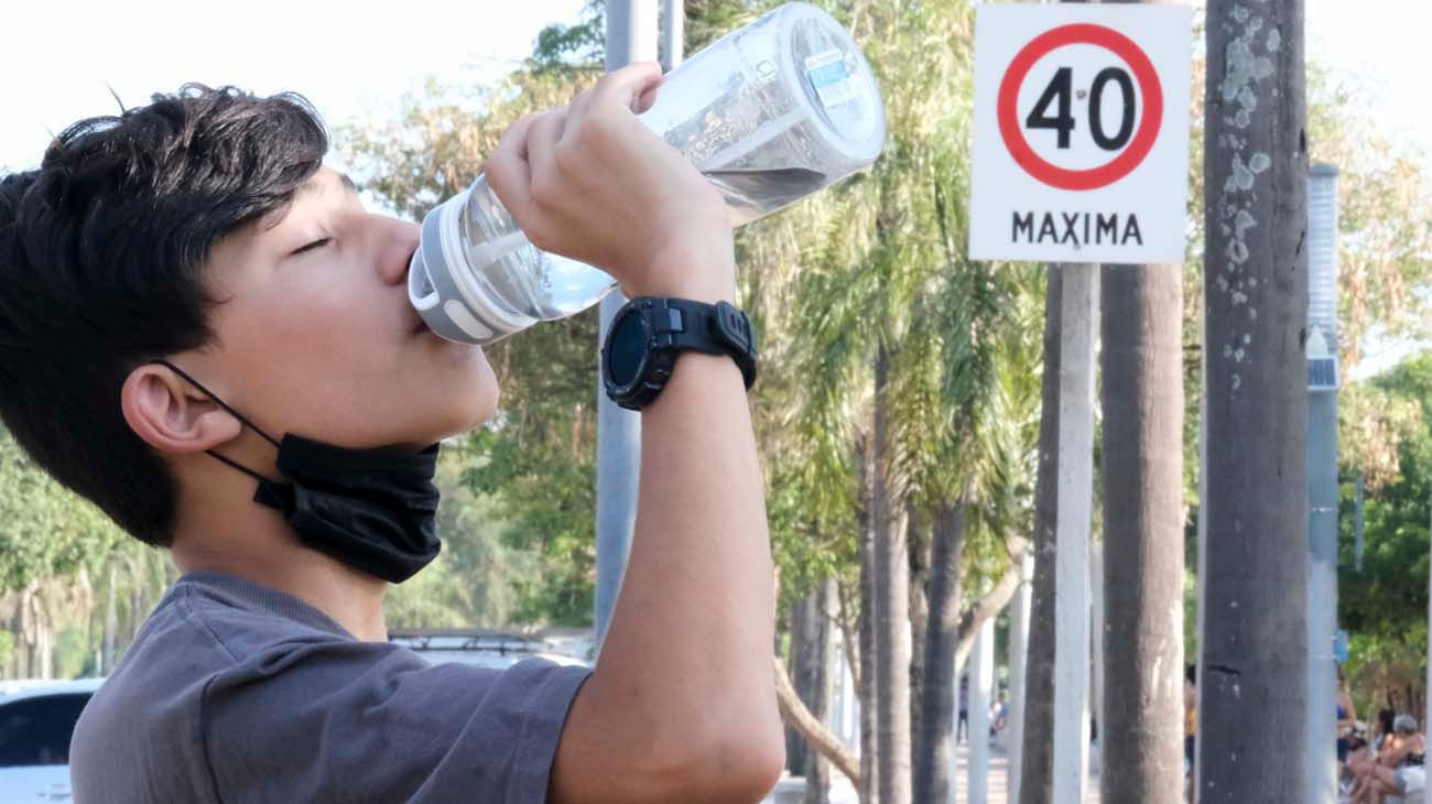 Ola de calor y la importancia de tomar agua: cómo evitar la deshidratación