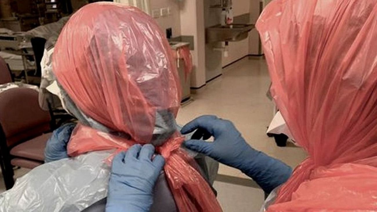 Una médica contó que se cubren la cabeza con bolsas de basura por falta de barbijos