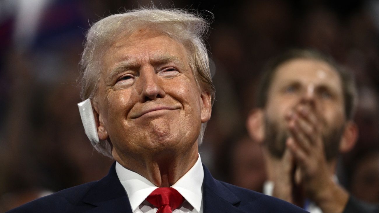 Con la oreja vendada, reapareció Donald Trump tras el atentado
