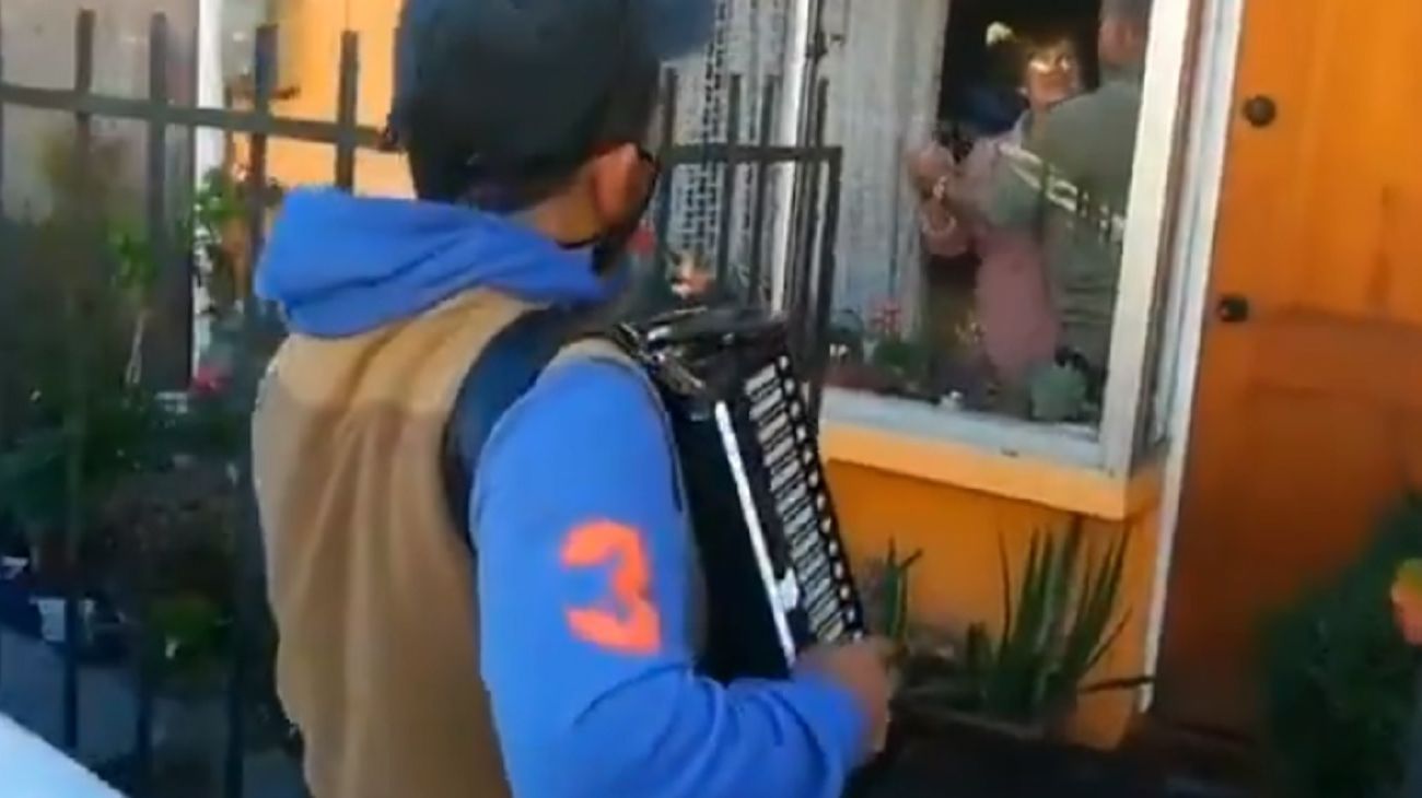 Les toca todos los días el acordeón desde afuera a sus padres enfermos y ellos bailan desde la ventana