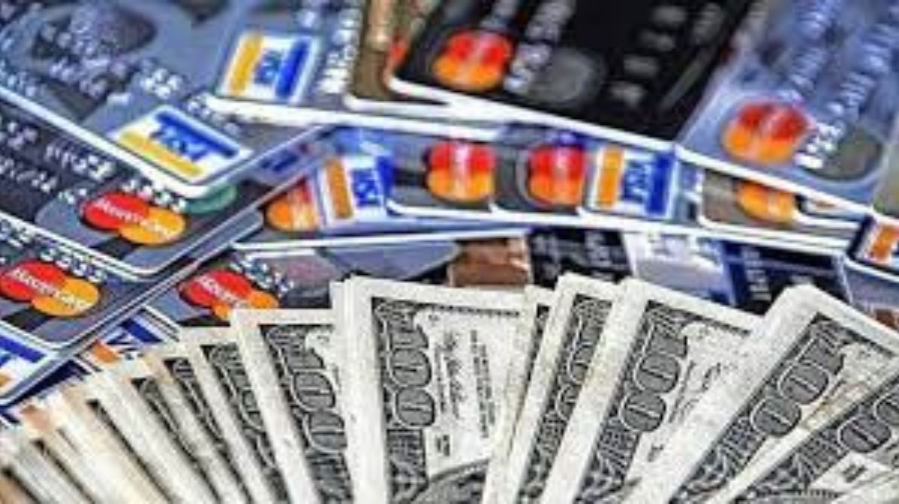 Compras con tarjeta: ¿cómo conviene pagar los gastos en moneda extranjera?