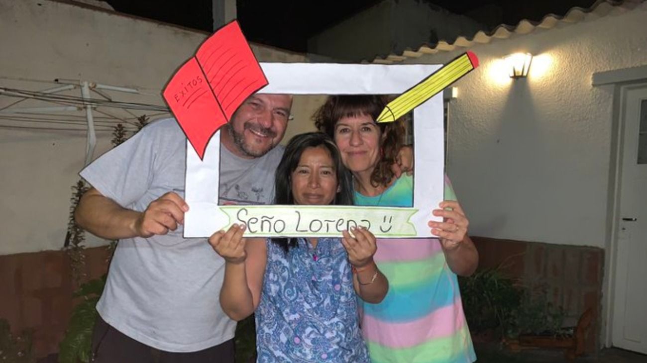 Es empleada doméstica y madre soltera, se acaba de recibir de maestra jardinera y su historia se volvió viral