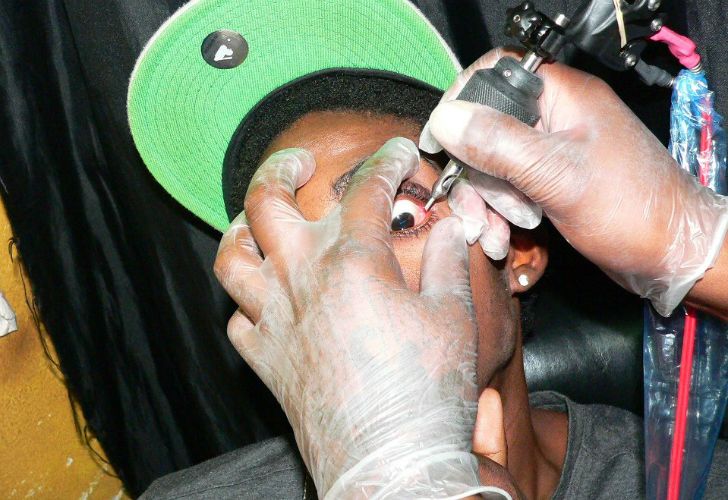 Alertan sobre los peligros de la nueva moda de tatuarse los ojos con colores