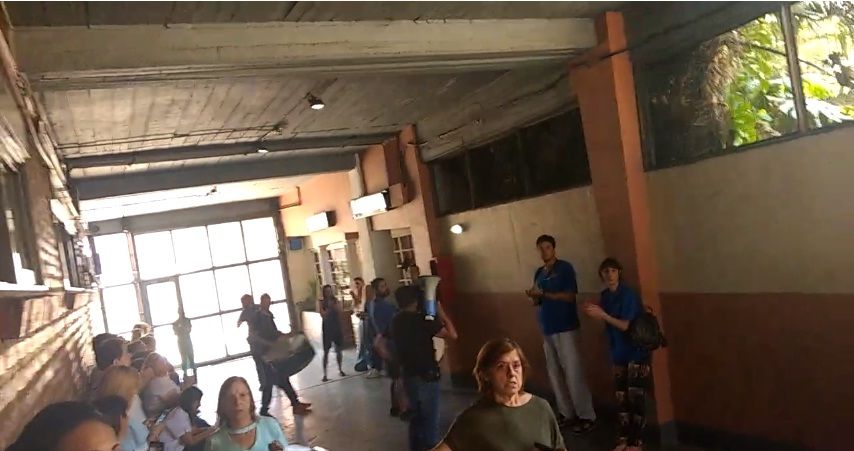 Tensión en una clínica de Lanús: amenazan con quiebra y los empleados se encerraron en el lugar