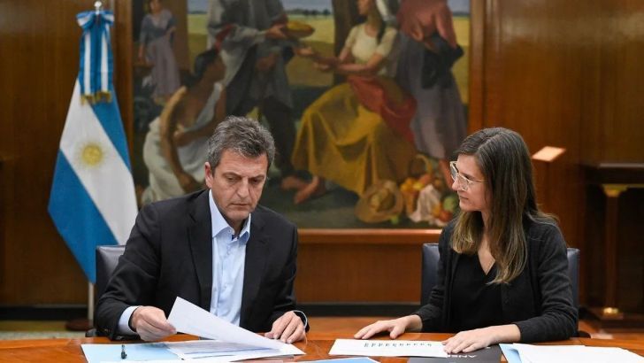El ajuste de Massa pega de lleno en programas de educación y vivienda