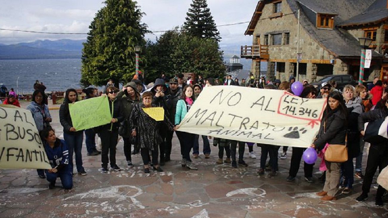 Vecinos de Bariloche denuncian a un hombre que abusa sexualmente de perros de la calle