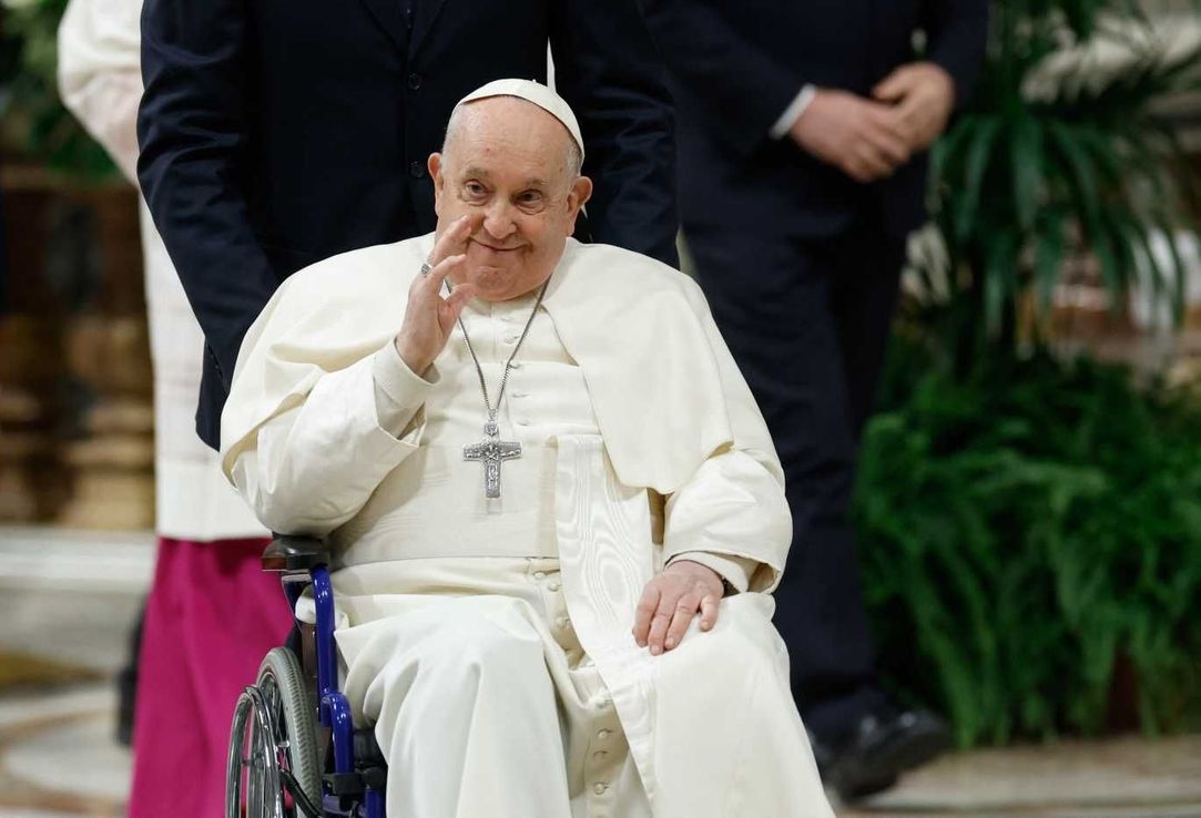 El papa Francisco sufrió un "ataque aislado" que agravó su cuadro respiratorio nuevamente