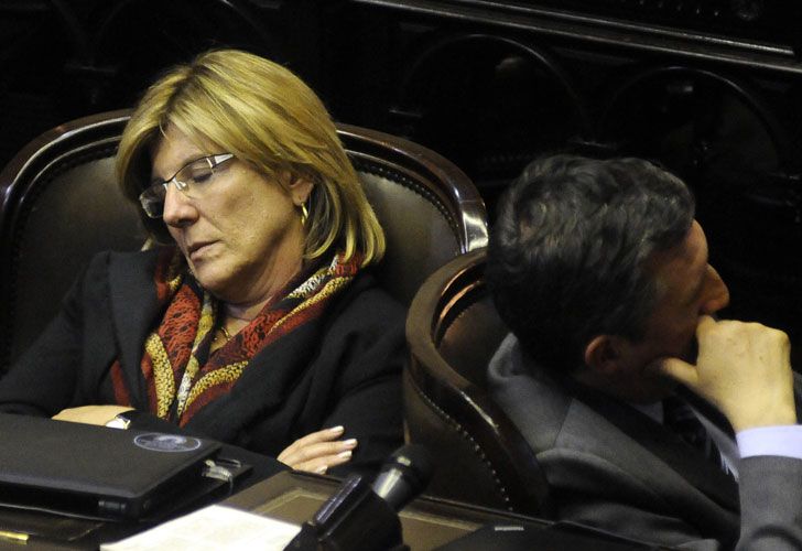 Década ganada y votación dormida: diputada improvisó siesta en el Congreso