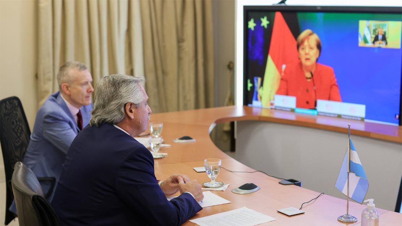 Buscan un visto bueno de Angela Merkel para postergar el pago con el Club de París