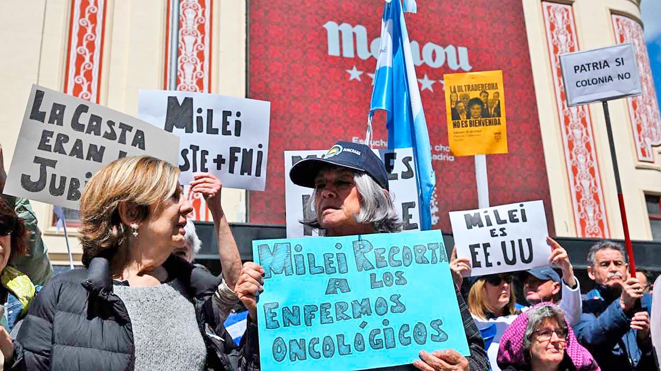 Una gira que incluyó una convención y protestas en la embajada