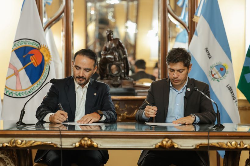 Kicillof suscribió convenios con Valdés: “Con la firma de estos acuerdos venimos a poner en valor el federalismo"