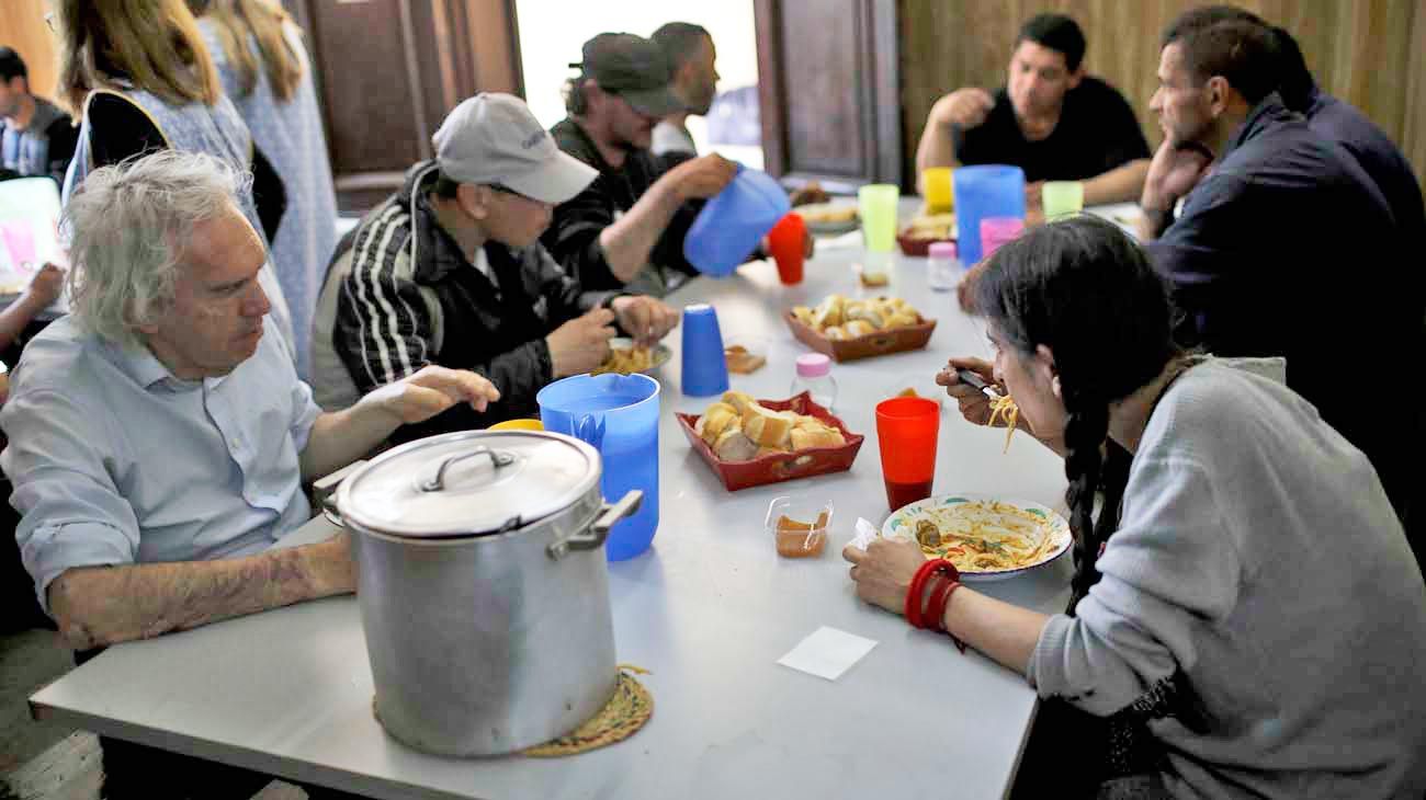La falta de ingresos obliga a elegir entre comer y pagar