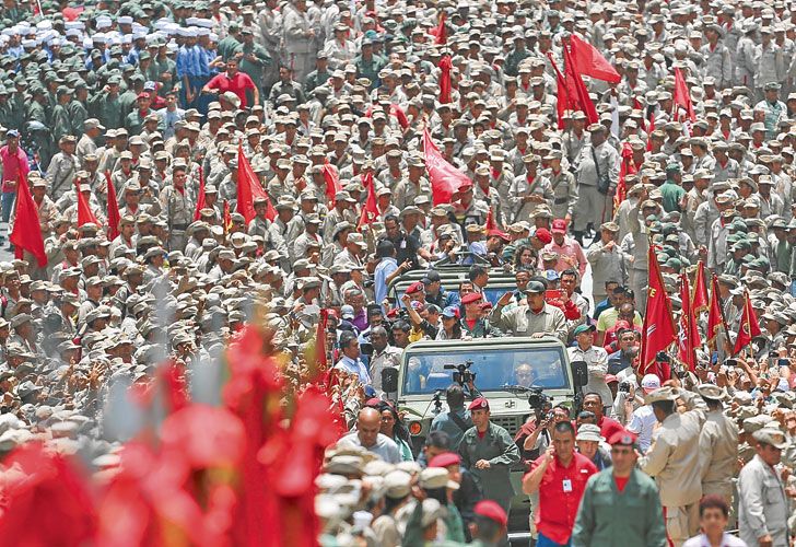 Maduro cede poder a los militares para superar la crisis política