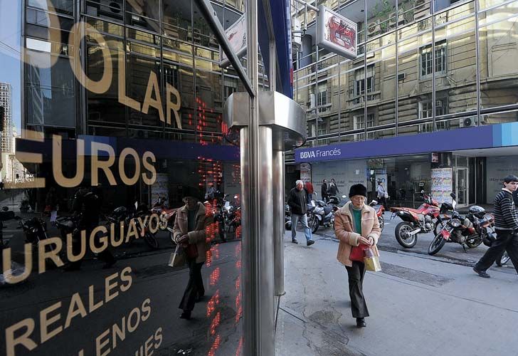 El dólar "blue" superó los 10 pesos