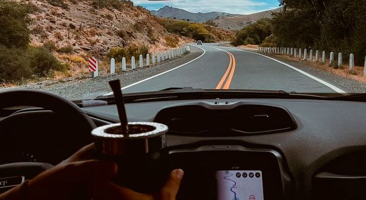 Mate al volante: la provincia de Córdoba desmintió el cobro de una multa de 24 mil pesos