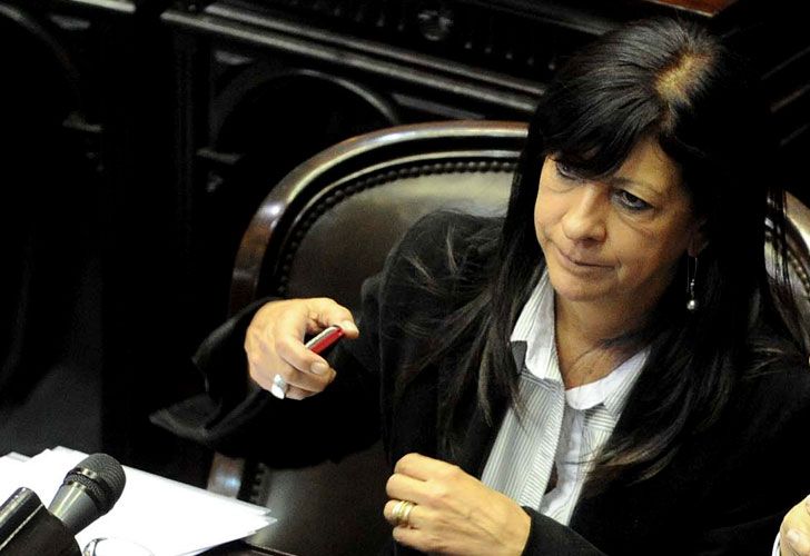Conti a Carrió: "Que la lengua, que la tiene larga y filosa, se la meta justo..."