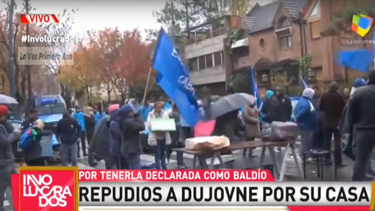 Video: escracharon a Nicolás Dujovne frente a su casa que tributa como baldío