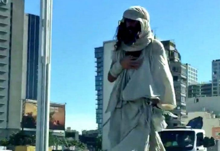 Filman a Jesús caminando en la autopista