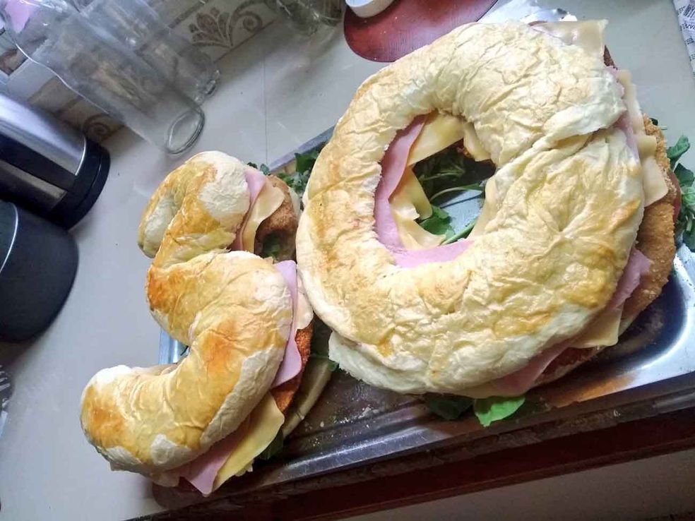 Un joven recibió de regalo una torta-sandwich de milanesa que se volvió viral