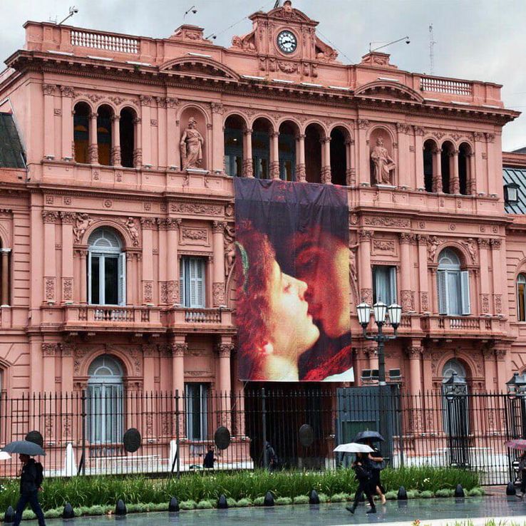 La Casa Rosada amaneció con una imagen gigante de Romeo y Julieta