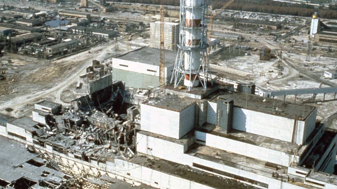 El ejército ruso atacó y tomó el control de la central nuclear de Chernobyl en Ucrania