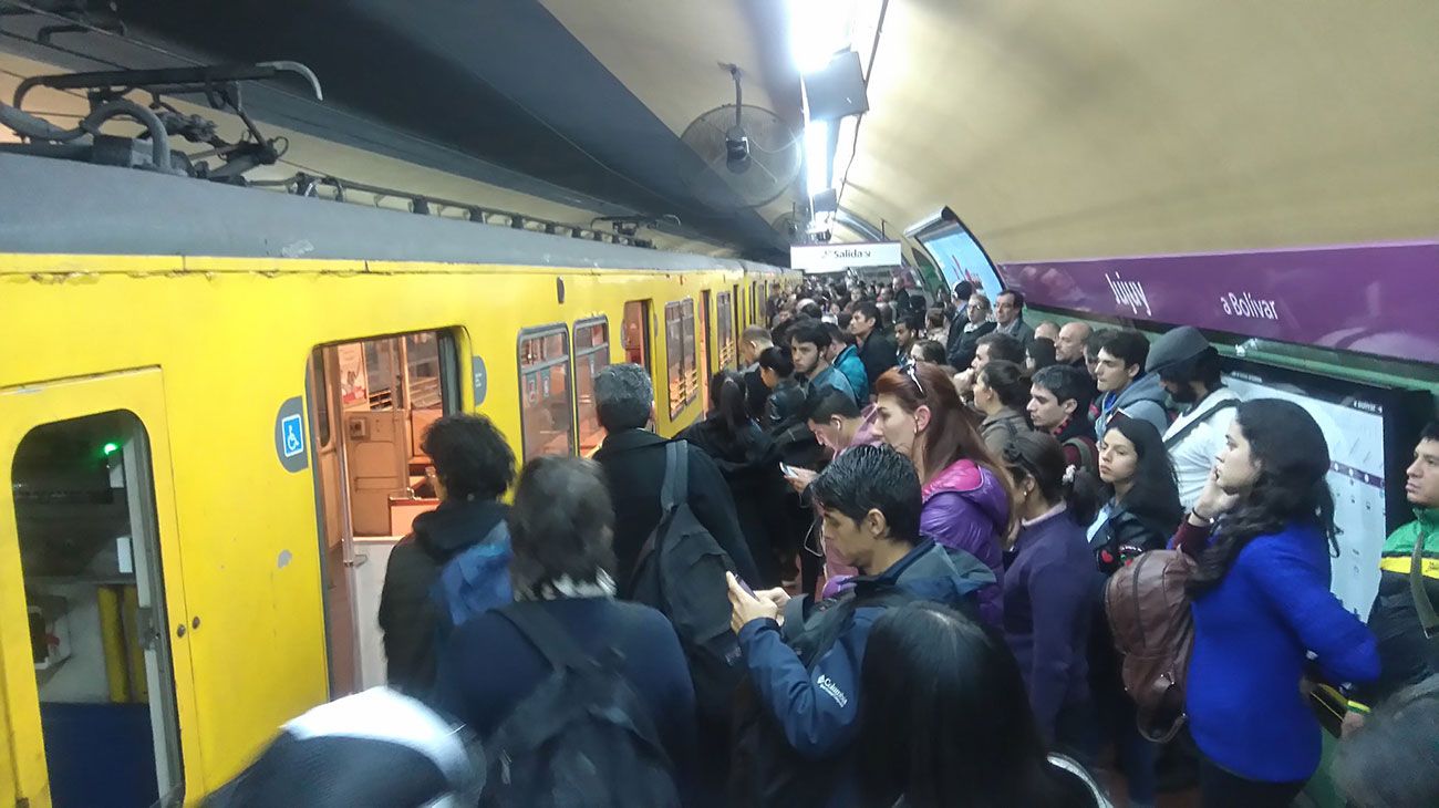 Subtes: desde esta noche la Línea E circulará con servicio reducido