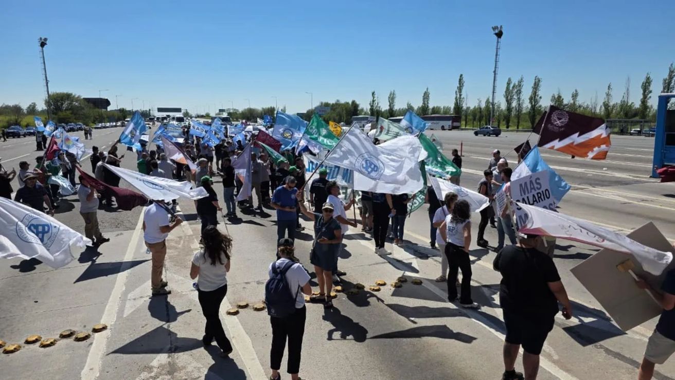 Protesta sorpresa de gremios estatales colapsó el acceso a Carlos Paz y provocó demoras de hasta 20 minutos