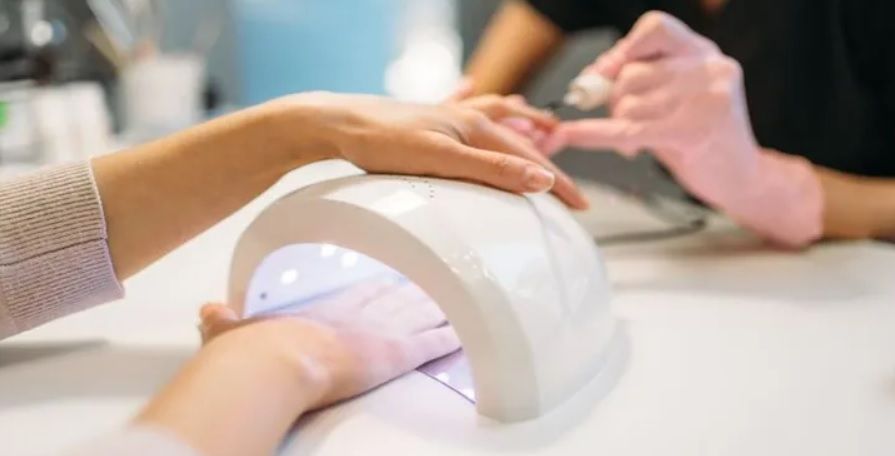 El esmaltado semipermanente de uñas podría causar cáncer