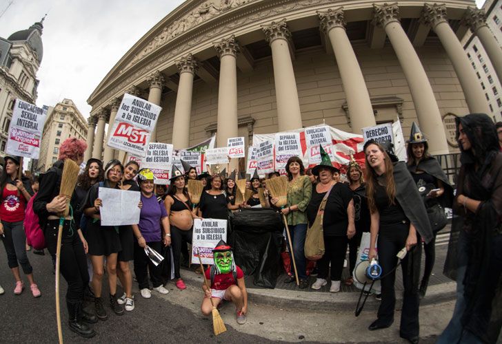 Con un ruidazo en las calles y las oficinas, arrancó la marcha por el día de la Mujer