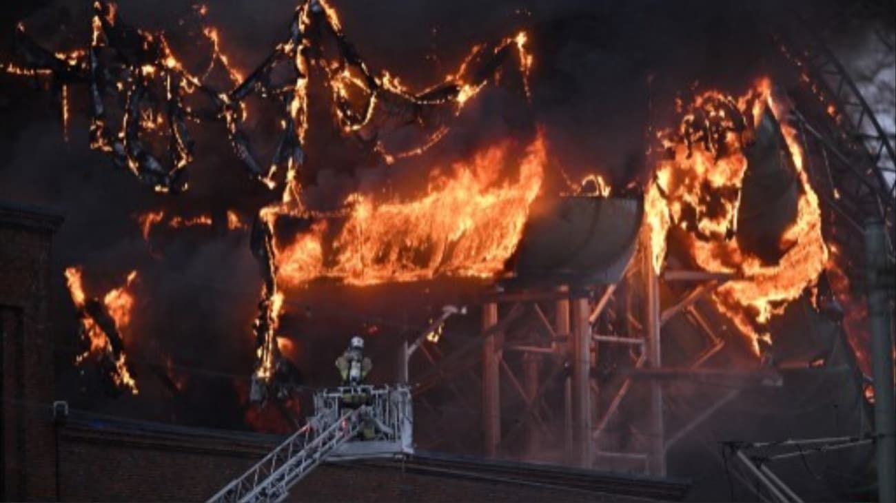 Impactante incendio en el mayor parque acuático de Suecia