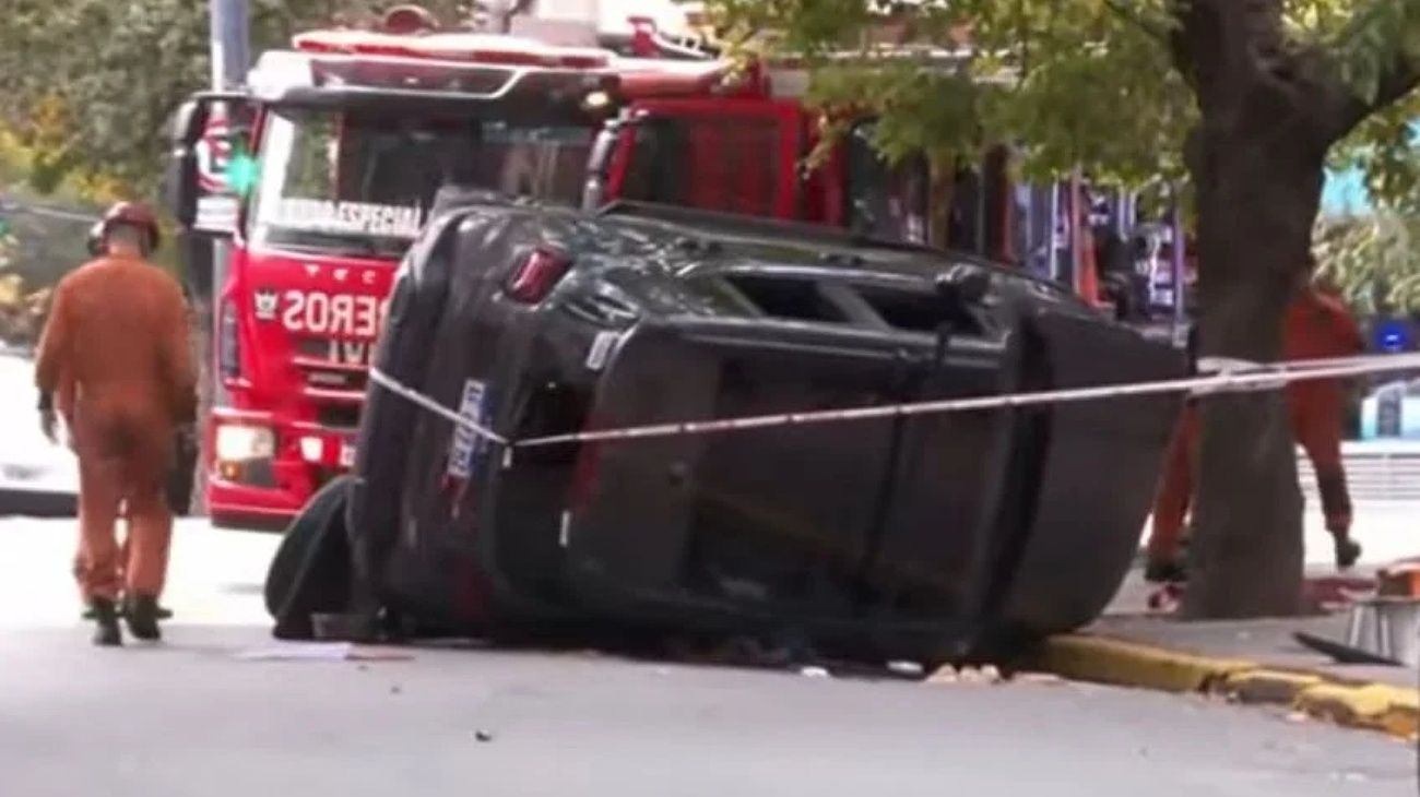 Viendo Caballito "de costado"... Perdieron el control de la Renegade, rompieron autos estacionados y volcaron