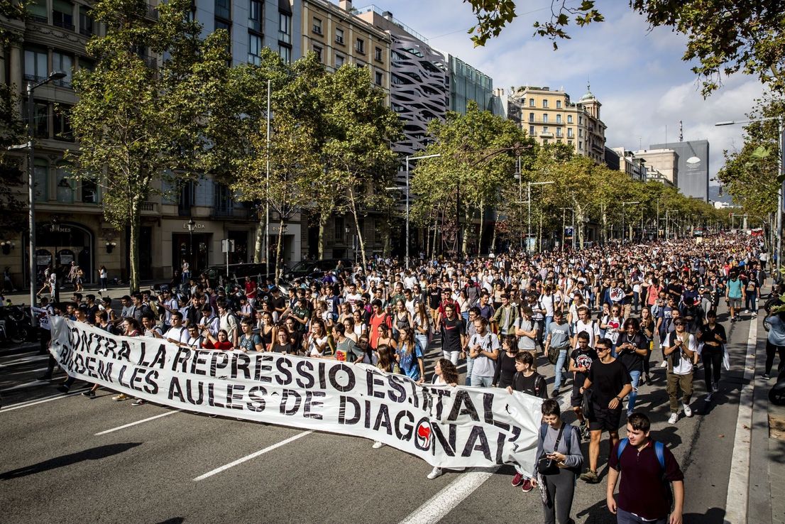 El gobierno español condena las violentas protestas independentistas en Cataluña