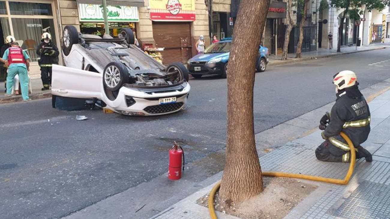 Una mujer resultó con politraumatismos al volcar el auto que manejaba