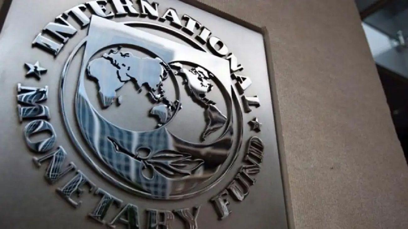 Con la intervención en el mercado de cambios, afirman que el Gobierno “está rompiendo el acuerdo” con el FMI
