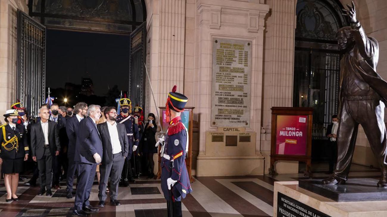 Gabriel Boric rompió el protocolo y dialogó con manifestantes en el CCK