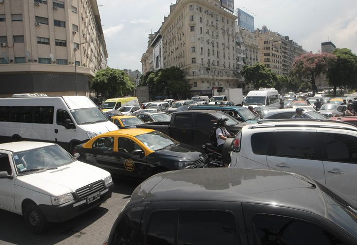Caos de tránsito por corte en la avenida 9 de Julio