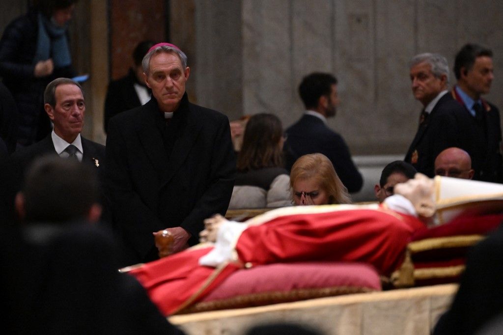 Los misterios que esconde Benedicto XVI: su secretario personal destruyó todas sus cartas a pedido del ex papa