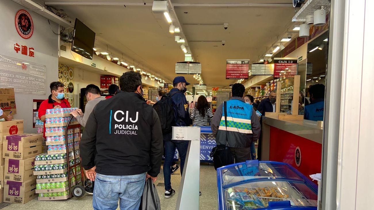 Allanaron distintos comercios del Barrio Chino por venta ilegal de pescado