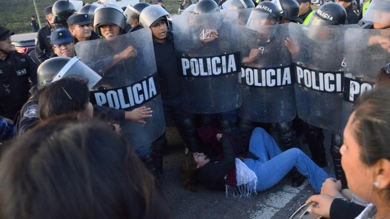 Salta: incidentes y 19 detenidos por una protesta salarial de docentes