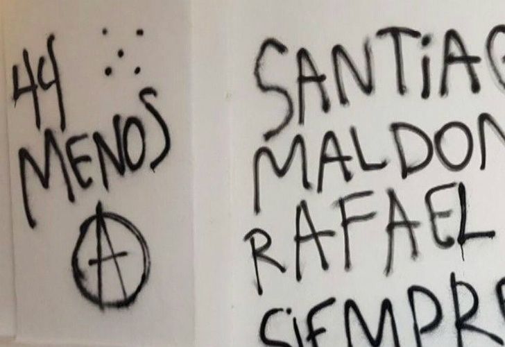Anarquistas pintaron "44 menos" en el Cabildo en alusión al ARA San Juan