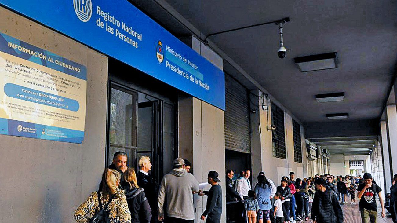 Largas filas para retirar el DNI