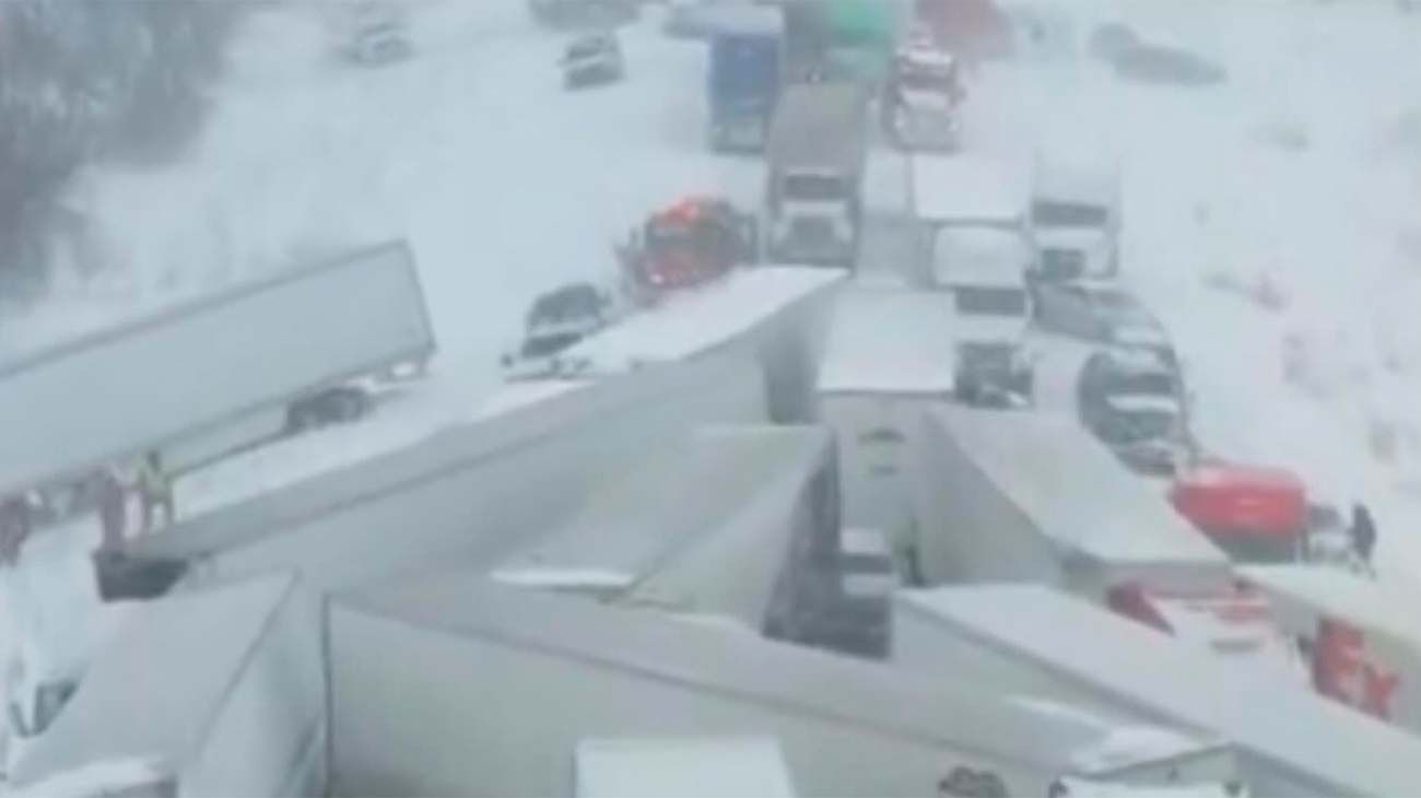 Monumental choque en cadena de 100 autos por la tormenta invernal en Estados Unidos