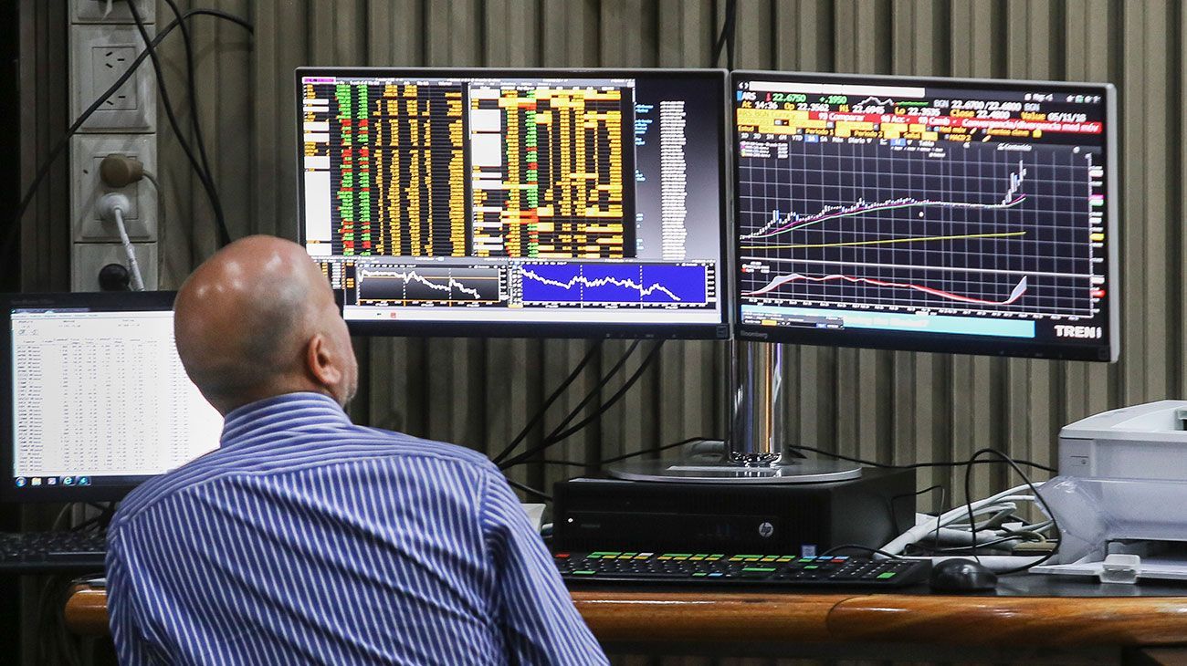 Analistas esperan más días de tensión por el dólar y el riesgo país