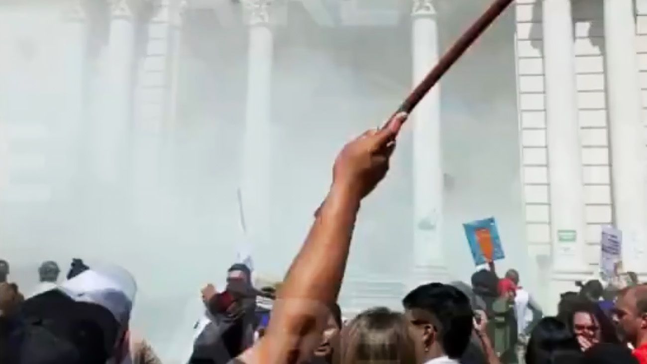 Graves disturbios en la Legislatura de Santa Fe después de que aprobaran una reforma previsional