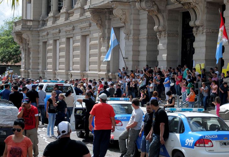 Las últimas subas impositivas irán a pagar el efecto “salariazo policial”