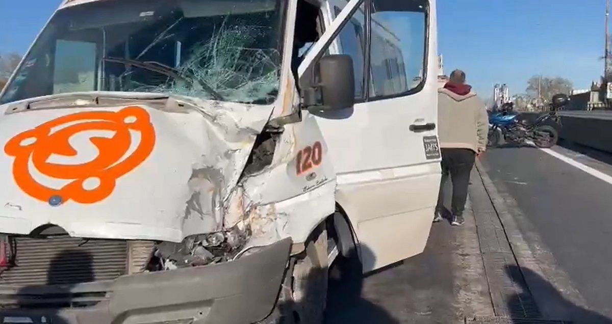 Chocan un micro y una combi de pasajeros en la autopista 25 de mayo: tres heridos