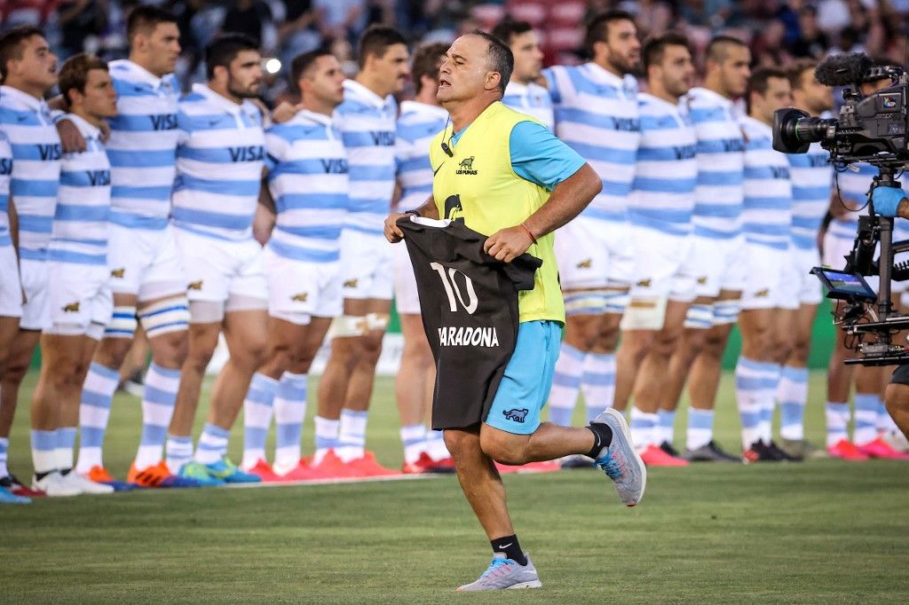 ¿Quién prohíbe negarle homenajes a Diego Maradona?