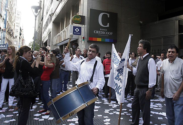 Hay acuerdo y los bancarios levantan el paro de 72 horas