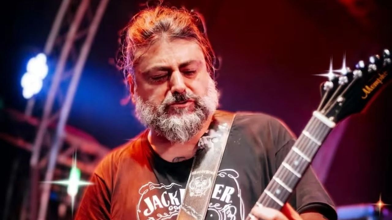 Quién es el músico de una mítica banda que echaron por bancar a Javier Milei