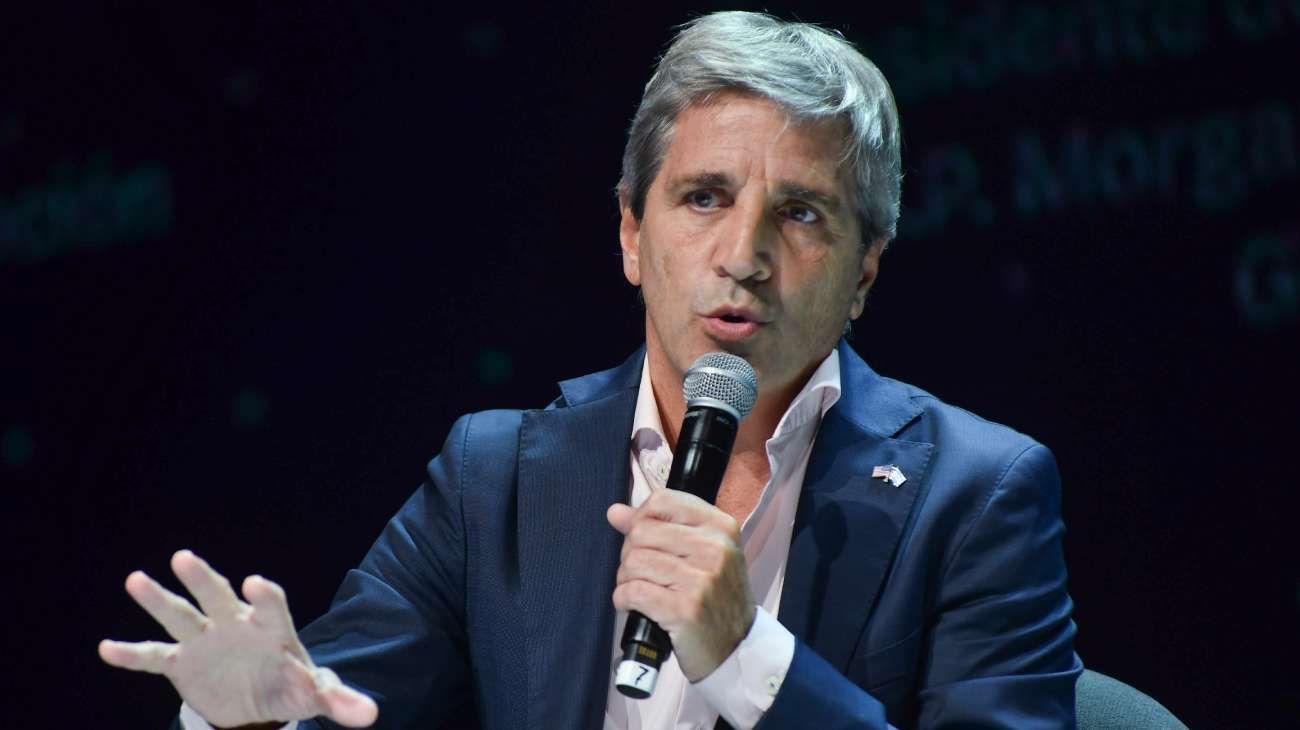 Luis Caputo admitió que "cuesta llegar a fin de mes" y le hizo un pedido a la oposición